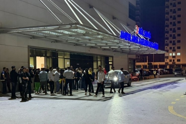 14 yaşındaki &ccedil;ocuk d&uuml;ğ&uuml;n salonunu kana buladı! Yaralılar var