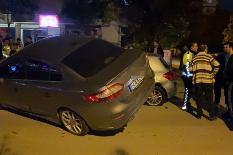 Park halindeki 2 araca &ccedil;arpıp asılı kaldı: S&uuml;r&uuml;c&uuml; olay yerinden ka&ccedil;tı