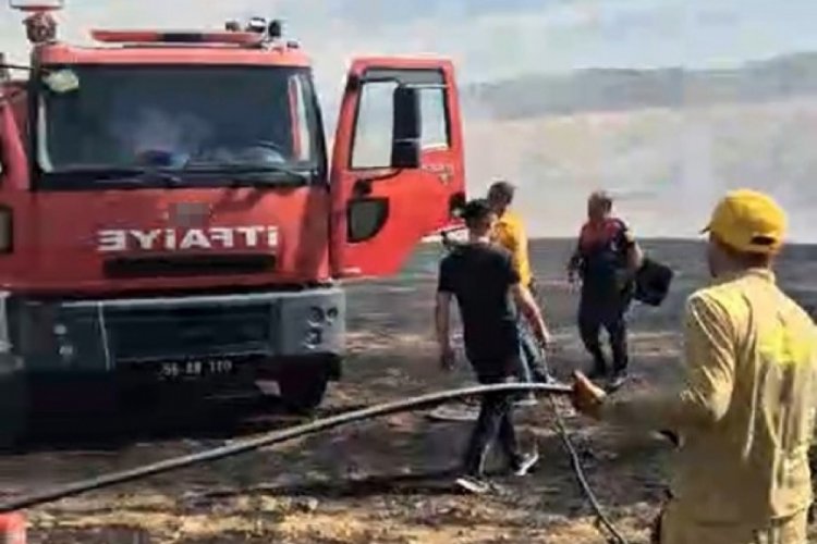 Anız yangınına m&uuml;dahale eden itfaiye aracı yandı