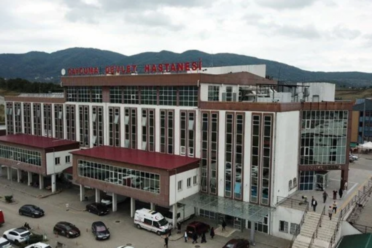 Karın ağrısı şikayetiyle hastaneye gitti: Hamile olduğunu &ouml;ğrendi