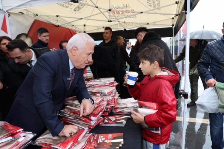 Bursa, Cumhuriyet i&ccedil;in kırmızı-beyaza b&uuml;r&uuml;n&uuml;yor
