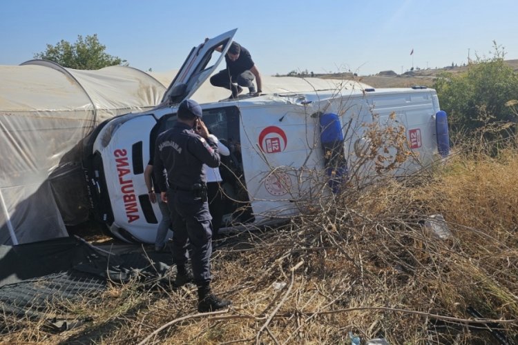 Ambulansla otomobil &ccedil;arpıştı: &Ccedil;ok sayıda yaralı var...