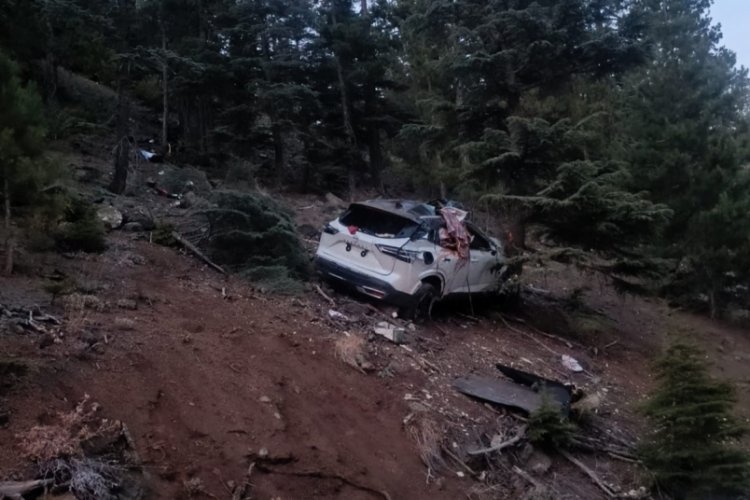 Dağ yolunda otomobil u&ccedil;uruma yuvarlandı: 2 &ouml;l&uuml;