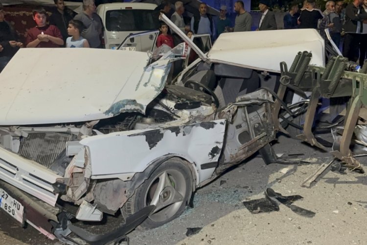 Trakt&ouml;r pulluğu &ccedil;arptığı otomobili adeta par&ccedil;aladı: 1 ağır yaralı