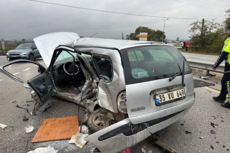 Polis aracı ile otomobil &ccedil;arpıştı! Yaralılar var...