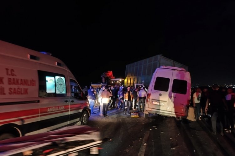 Yolcu minib&uuml;s&uuml; trakt&ouml;re &ccedil;arptı! &Ccedil;ok sayıda yaralı var...