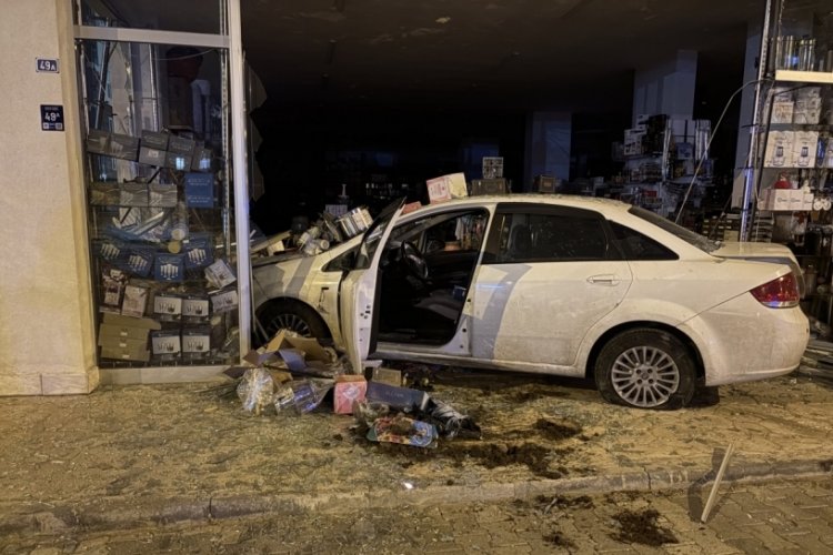 Otomobil z&uuml;ccaciye d&uuml;kkana daldı: 1 yaralı