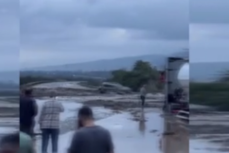 Heyelanın kapattığı otoyolda ulaşım durdu