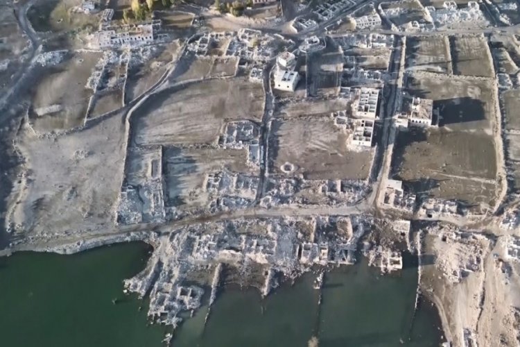 Kars'ta sular &ccedil;ekildi, eski k&ouml;y ortaya &ccedil;ıktı