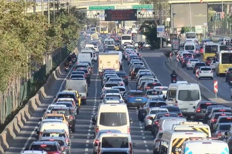 İstanbul'da haftanın ilk iş g&uuml;n&uuml;nde trafik yoğunluğu