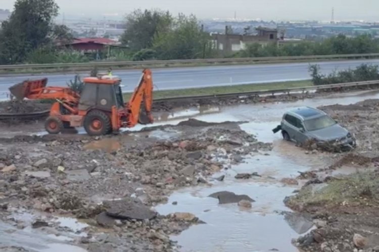 Heyelanın kapattığı otoyolda ara&ccedil;lar mahsur kaldı