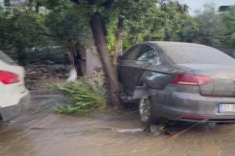 Heyelanın kapattığı otoyolda ara&ccedil;lar mahsur kaldı