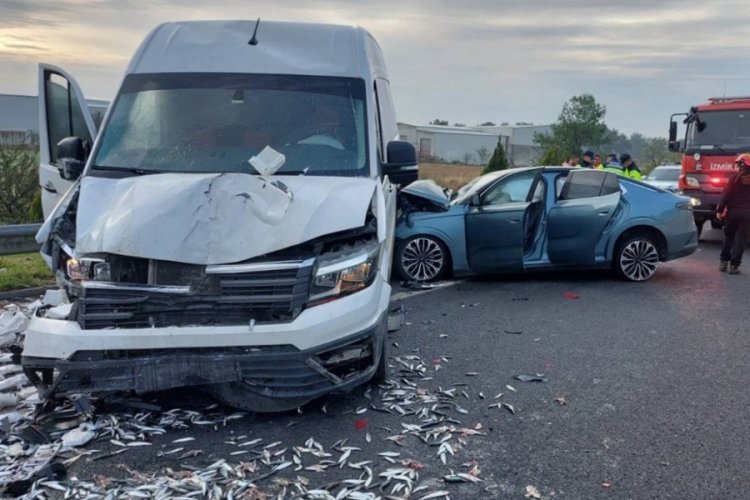 İzmir'de zincirleme trafik kazası: &Ouml;l&uuml; ve yaralılar var