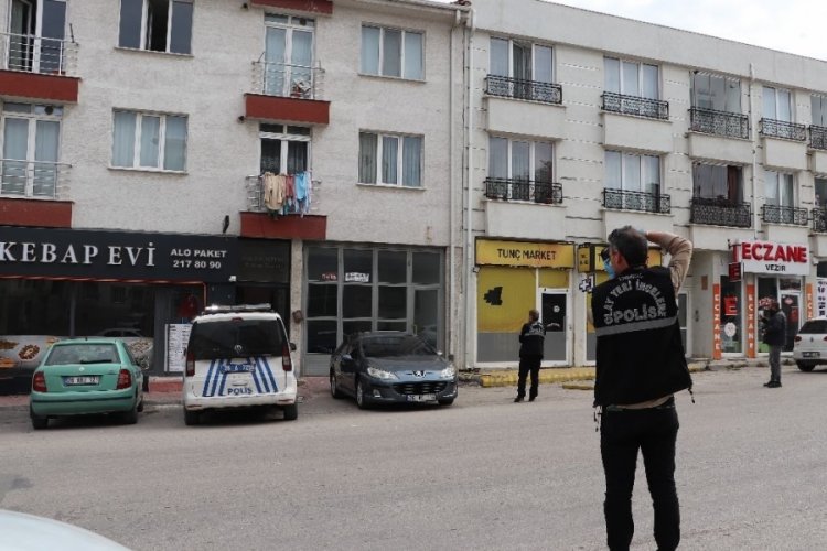 Eşinin yaşadığı binaya kurşun yağdırdı