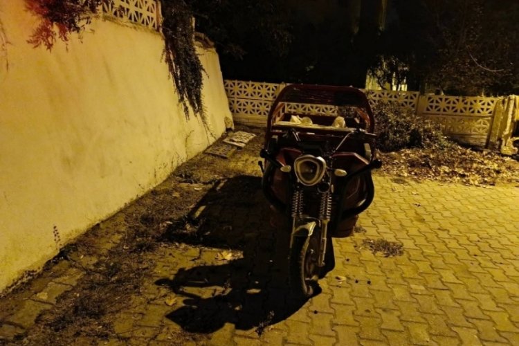 &Uuml;&ccedil; tekerlekli motosiklet devrildi: 2 yaralı