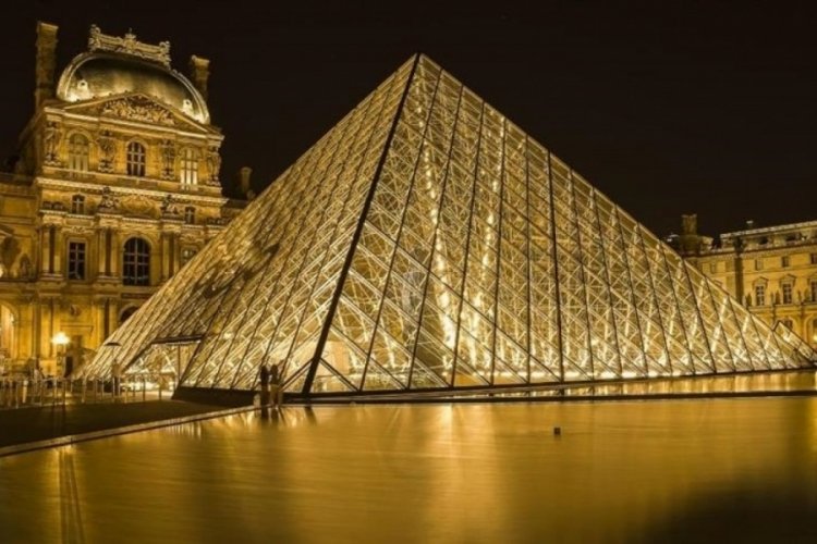 Soyguna uğrayan d&uuml;nyaca &uuml;nl&uuml; Louvre M&uuml;zesi bug&uuml;n kapalı olacak!