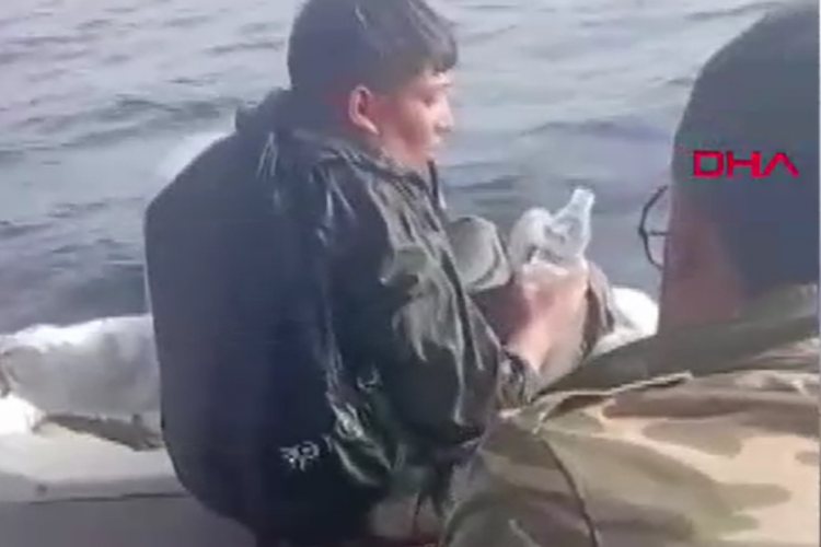 Ka&ccedil;ak yolla Yunanistan'a ge&ccedil;erken bottan d&uuml;şt&uuml;, 12 saat y&uuml;zerek hayatta kaldı