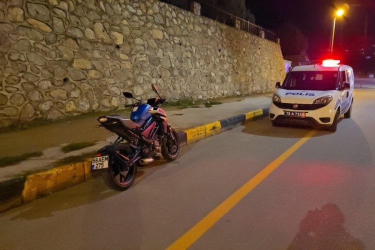 Motosiklet kaldırıma &ccedil;arptı: 1 &ouml;l&uuml;, 1 yaralı