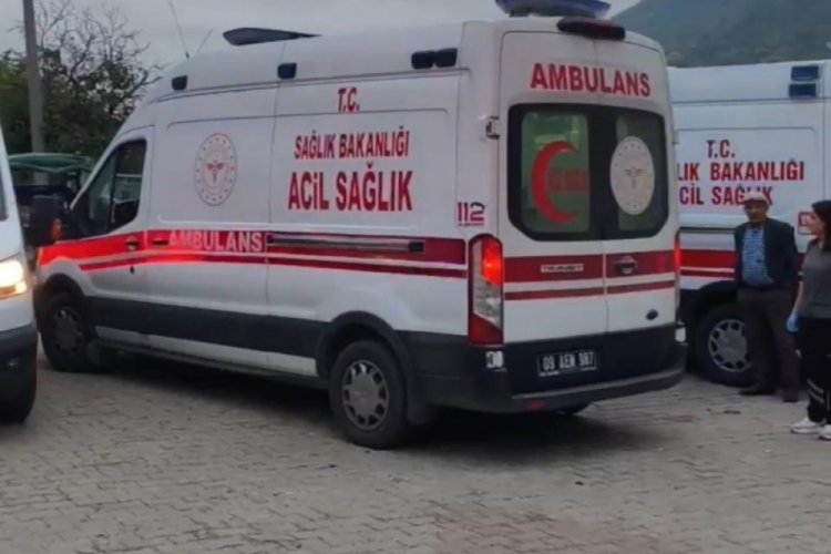 Kamyonet u&ccedil;uruma yuvarlandı: 3 yaralı var...