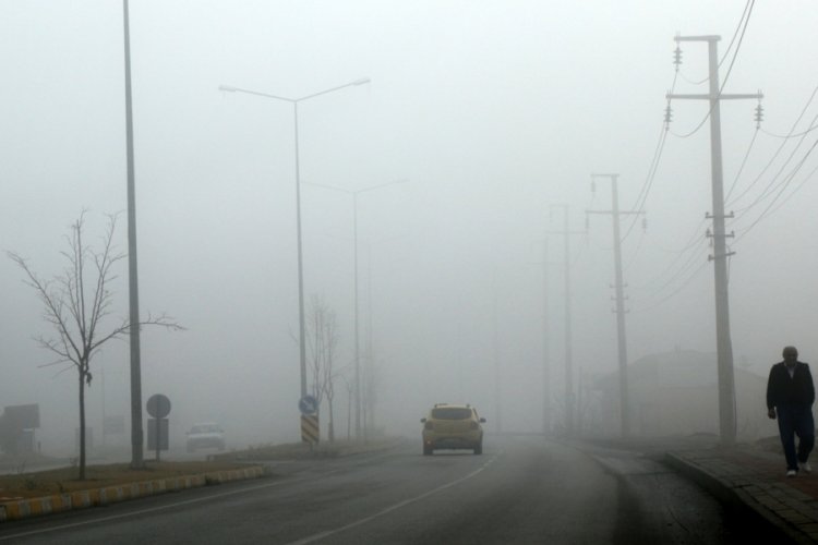 Erzincan'da yoğun sis: G&ouml;r&uuml;ş mesafesi 30 metreye kadar d&uuml;şt&uuml;
