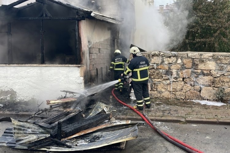 Sivas'ta ikamet yangını: Kundaklama ş&uuml;phesiyle 1 g&ouml;zaltı