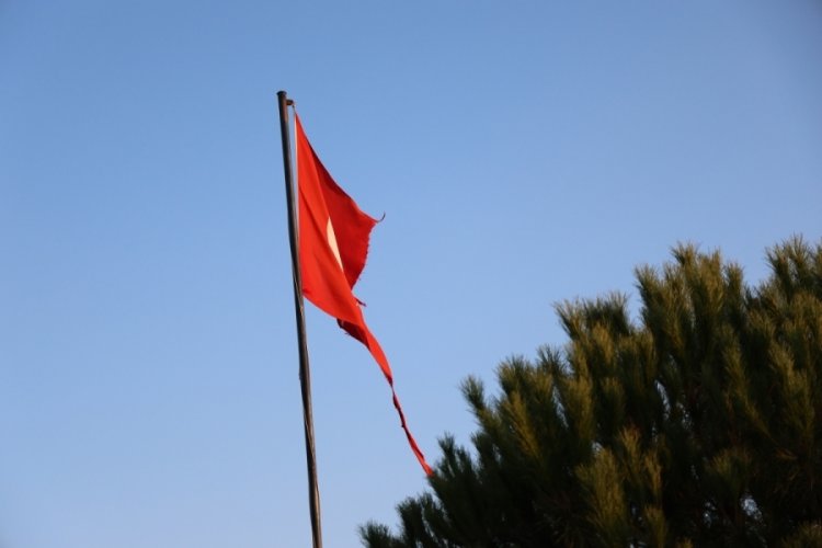 Yırtılan T&uuml;rk bayrağı değiştirileceği g&uuml;n&uuml; bekliyor