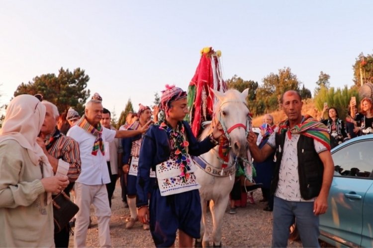 Bursalı profes&ouml;r ve do&ccedil;ent 'T&uuml;rkmen d&uuml;ğ&uuml;n&uuml;' yaptı
