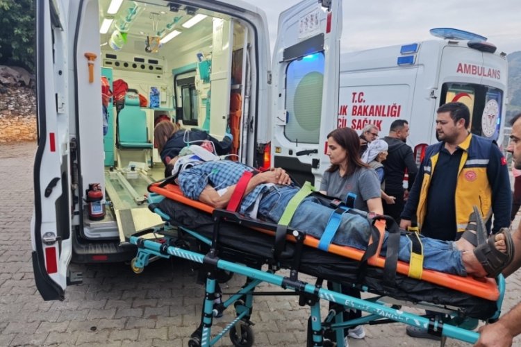 Kamyonet u&ccedil;uruma yuvarlandı: 3 yaralı