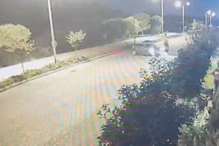 Motosiklet 'U' d&ouml;n&uuml;ş&uuml; yapan otomobille &ccedil;arpıştı