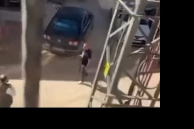 Elindeki t&uuml;fekle dehşet sa&ccedil;tı! "Kim hırsız" diye bağırarak havaya ateş etti