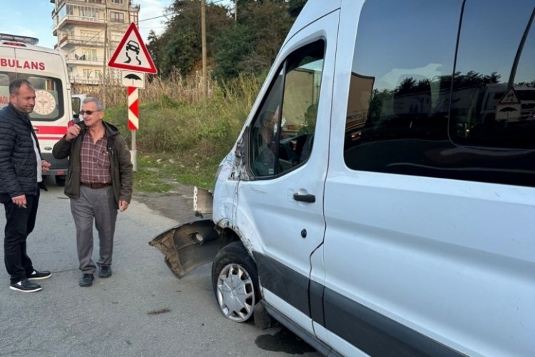 &Ouml;ğrenci servisi ile kamyonet &ccedil;arpıştı