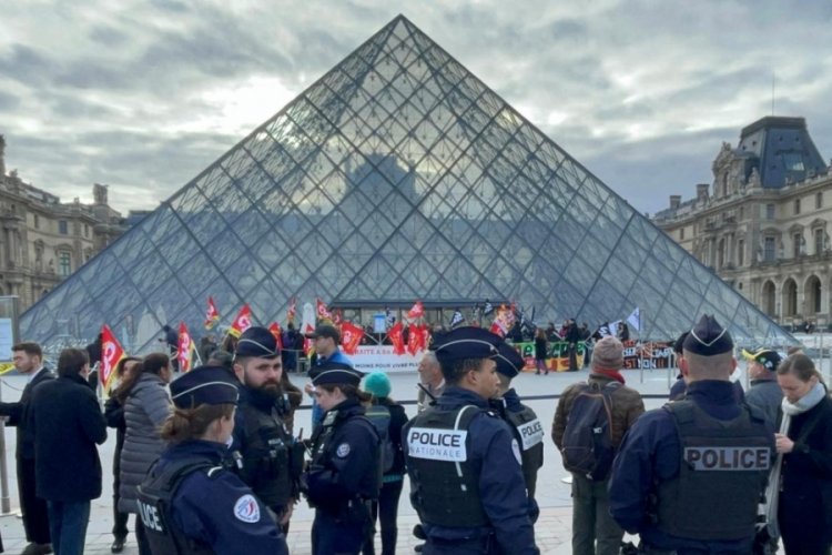 Tarihi eserlerin &ccedil;alındığı Louvre M&uuml;zesi i&ccedil;in yeni g&uuml;venlik tedbirleri alındı