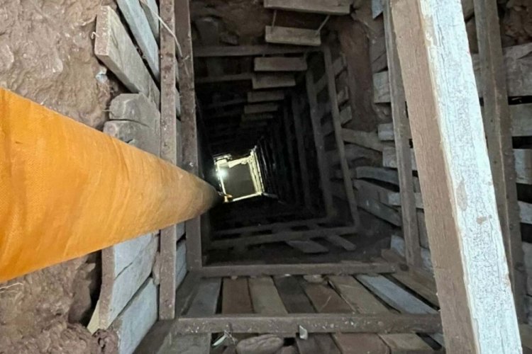 Bah&ccedil;esinde ka&ccedil;ak tarihi eser kazısı yaparken su&ccedil;&uuml;st&uuml; yakalandı