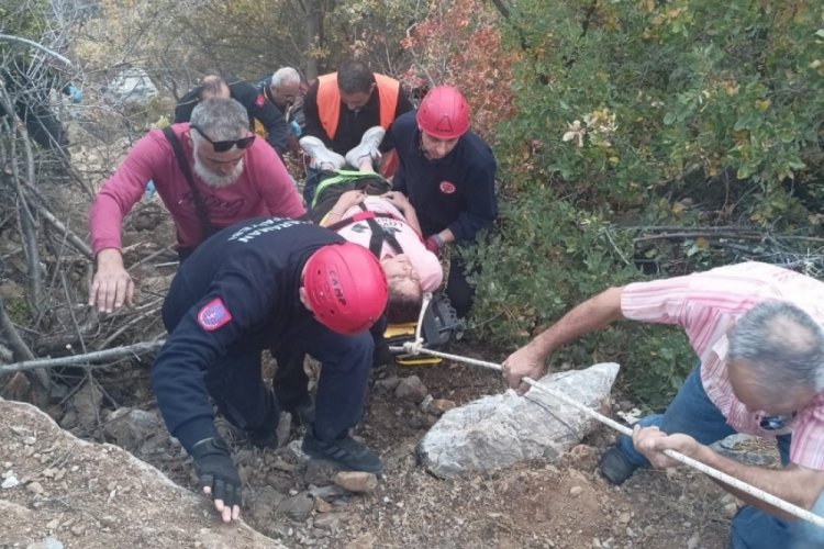 Otomobil şarampole yuvarlandı: 3 yaralı var...