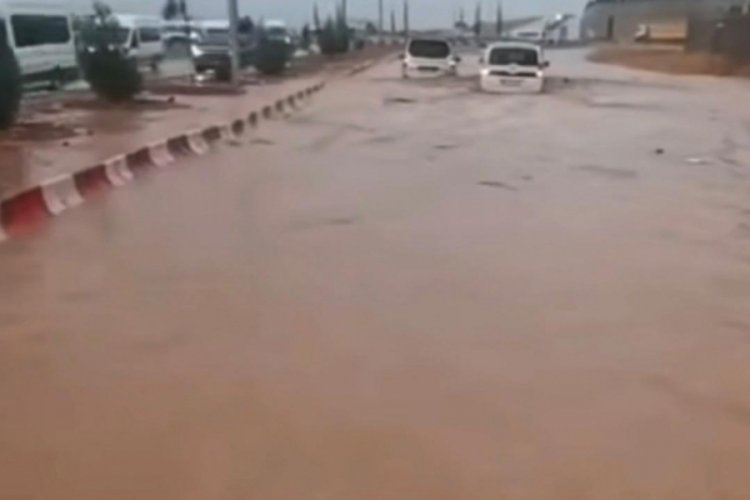 Gaziantep'te yollar g&ouml;le d&ouml;nd&uuml;, ara&ccedil;lar suya g&ouml;m&uuml;ld&uuml;