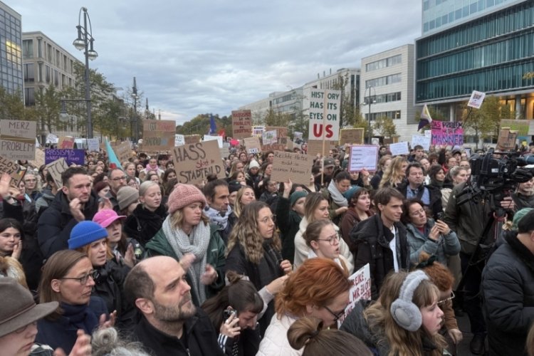 Almanya Başbakanı Merz, partisinin genel merkezi &ouml;n&uuml;nde binlerce kişi tarafından protesto edildi