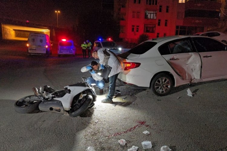 Polisten ka&ccedil;an motosiklet otomobile &ccedil;arptı: 2 yaralı
