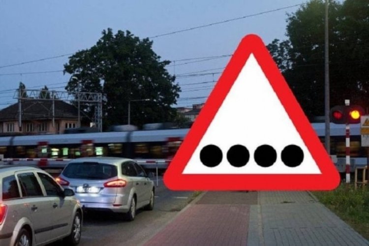Trafikte g&ouml;r&uuml;nen d&ouml;rt siyah nokta tabela b&uuml;y&uuml;k merak uyandırdı: İşte anlamı