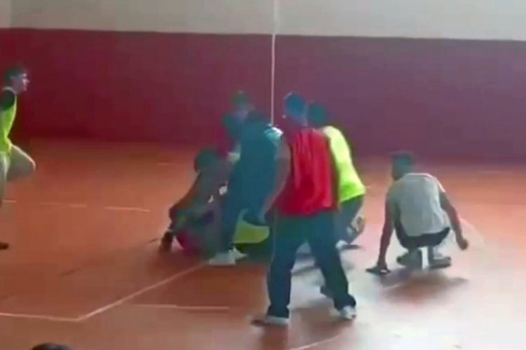 Okulda başlayan tartışma dışarı taştı! Liseli gen&ccedil; bı&ccedil;aklandı
