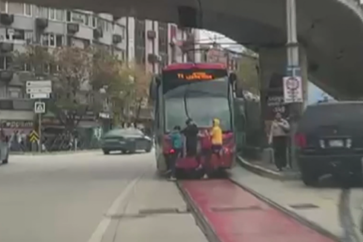Bursa'da tramvayın arkasında tehlikeli anlar!