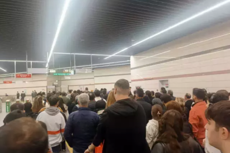 İstanbul'da vatandaşı isyan ettiren kuyruk