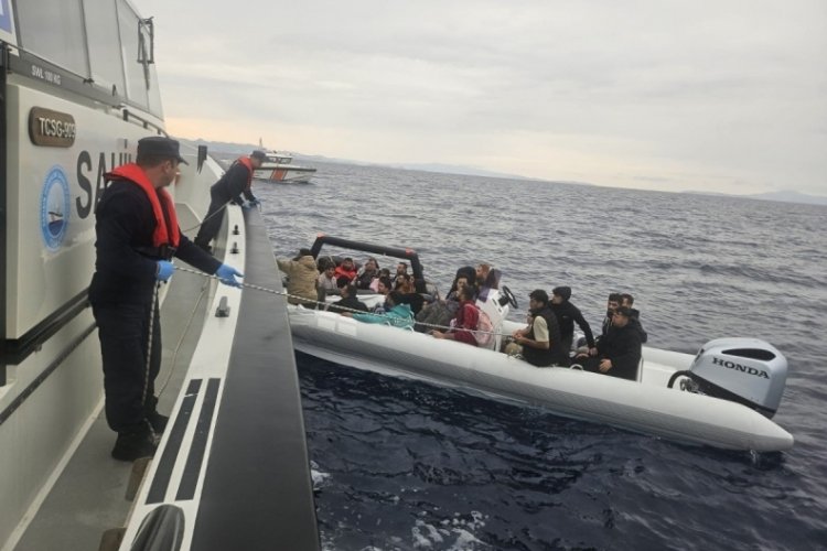 Yunanistan'ın geri ittiği 36 d&uuml;zensiz g&ouml;&ccedil;men kurtarıldı