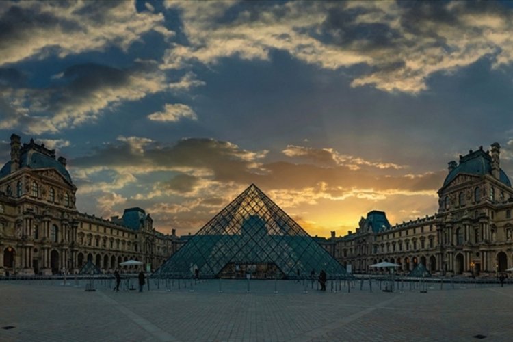 Soygunun ardından Louvre M&uuml;zesi yeniden ziyarete a&ccedil;ıldı