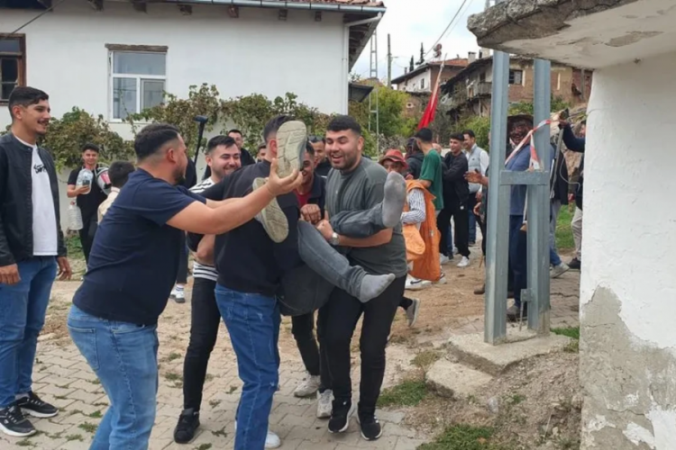 G&ouml;renleri hayrete d&uuml;ş&uuml;ren adet! Bu d&uuml;ğ&uuml;nde dans etmeyenler soluğu yalakta alıyor