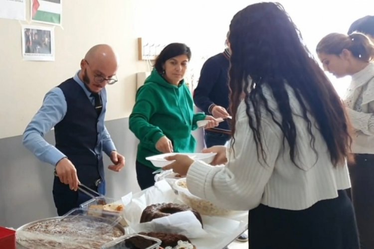 Eğitim neferleri Gazze i&ccedil;in kermeste buluştu