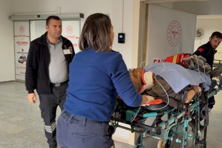 Aydınlatma direğine &ccedil;arpan otomobil hurdaya d&ouml;nd&uuml;: &Ouml;l&uuml; ve yaralılar var...