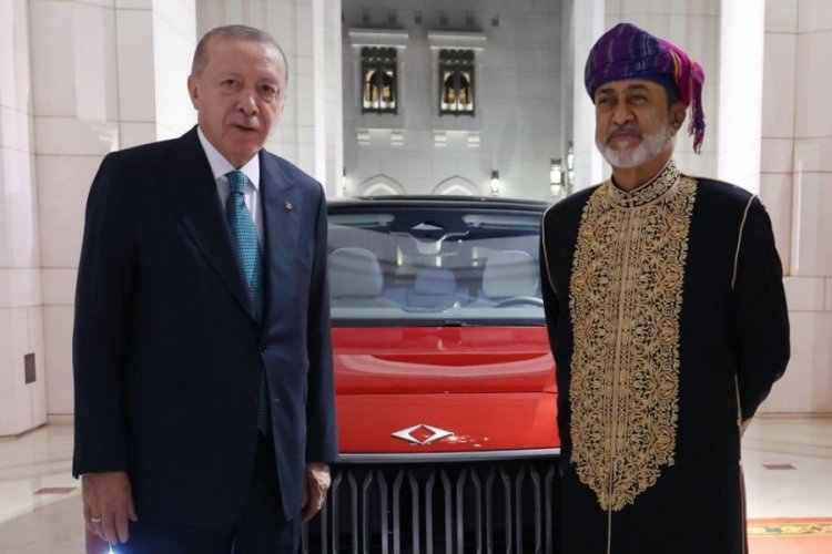 Cumhurbaşkanı Erdoğan, Umman Sultanı Heysem bin Tarık'a Togg hediye etti