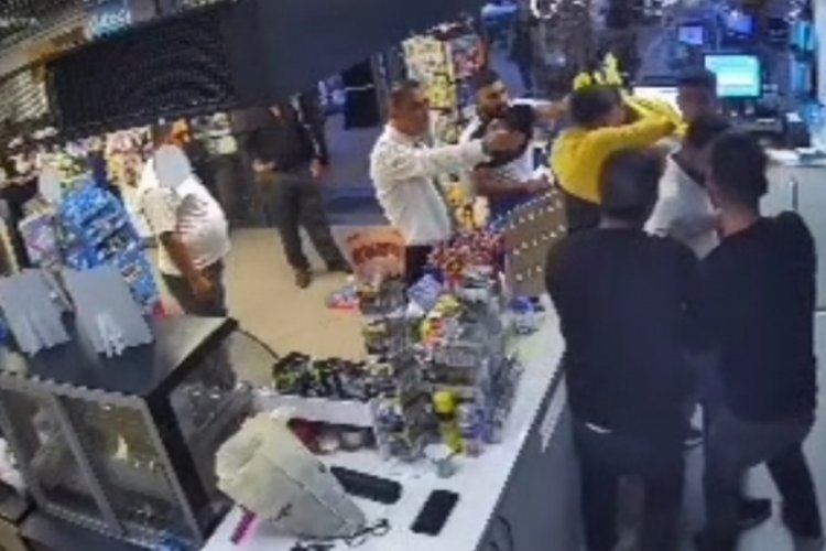 Akaryakıt istasyonu &ccedil;alışanını darbeden 2 kişi tutuklandı; o anlar kamerada