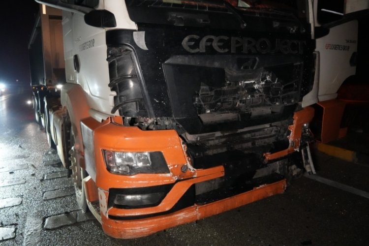 Zincirleme trafik kazasında Tofaş hurda yığınına d&ouml;nd&uuml;