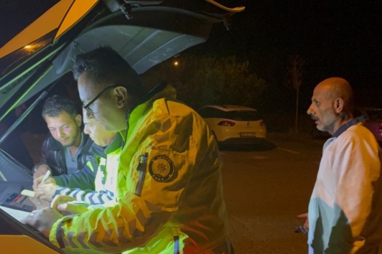 Gazeteciye tepki g&ouml;steren alkoll&uuml; s&uuml;r&uuml;c&uuml;ye baba azarı